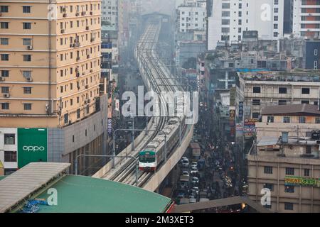 Dhaka, Bangladesch - 15. Dezember 2022: Bangladeschs erster U-Bahn-Zug während seines Testlaufs in Mirpur in Dhaka. Stockfoto