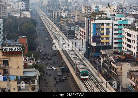 Dhaka, Bangladesch - 15. Dezember 2022: Bangladeschs erster U-Bahn-Zug während seines Testlaufs in Mirpur in Dhaka. Stockfoto