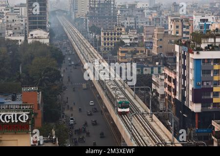 Dhaka, Bangladesch - 15. Dezember 2022: Bangladeschs erster U-Bahn-Zug während seines Testlaufs in Mirpur in Dhaka. Stockfoto