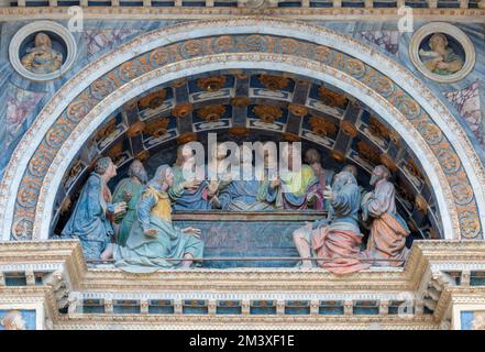 AOSTA, ITALIEN - 14. JULI 2018: Statue der Apostel bei der Himmelfahrt - Details der Fassade der Kathedrale Santa Maria Assunta ab 16. Cent. Stockfoto