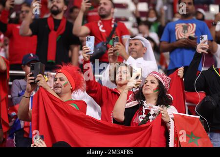DOHA, KATAR - DEZEMBER 17: Die marokkanischen Fans jubeln auf den Tribünen vor dem 2022 3.. Platz der FIFA-Weltmeisterschaft Katar zwischen Kroatien und Marokko im Khalifa International Stadium am 17. Dezember 2022 in Doha, Katar. Foto: Igor Kralj/PIXSELL Kredit: Pixsell/Alamy Live News Stockfoto