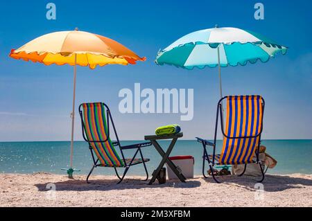 UMBELLAS AM STRAND VON BOWMAN'S BEACH AM GOLF VON MEXIKO AUF SANIBEL ISLAND IM SÜDWESTEN FLORIDAS Stockfoto