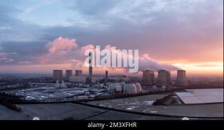 DRAX-KRAFTWERK, GROSSBRITANNIEN - 17. DEZEMBER 2022. Blick aus der Vogelperspektive auf das Drax Power Station in North Yorkshire mit Rauchschornsteinen und Kühltürmen aus pu Stockfoto