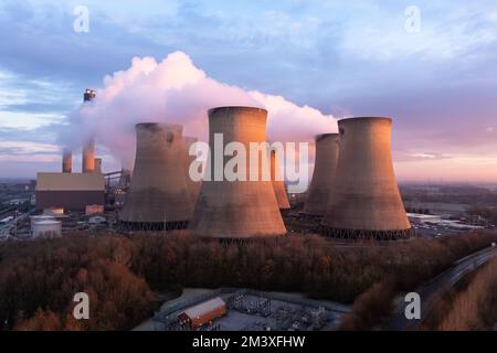 Blick aus der Vogelperspektive auf das Drax Kohlekraftwerk in North Yorkshire mit Rauchschornsteinen und Kühltürmen mit Schadstoffemissionen bei Sonnenuntergang Stockfoto