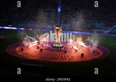 Doha, Katar. 17.. Dezember 2022. Feuerwerk und Flammenspiele werden vor dem dritten Spiel zwischen Kroatien und Marokko der FIFA-Weltmeisterschaft 2022 im Khalifa International Stadium in Doha, Katar, am 17. Dezember 2022 gesehen. Kredit: Xia Yifang/Xinhua/Alamy Live News Stockfoto