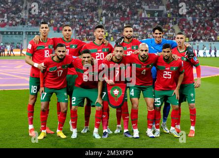 Marokko: Jawad El Yamiq (oben links), Abdelhamid sabiri, Achraf Dari, Youssef en-Nesyri, Yassine Bounou, Bilal El Khannouss, Sofiane Boufal, Achraf Hakimi, Hakim Ziyech, Sofyan Amrabat und Yahya Attiat-Allah posieren für ein Teamfoto auf dem Spielfeld vor dem dritten Spiel der FIFA-Weltmeisterschaft im Khalifa International Stadium in Doha. Foto: Samstag, 17. Dezember 2022. Stockfoto