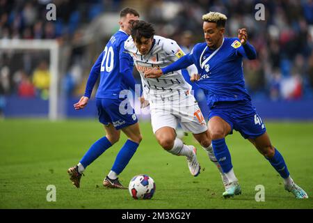 Cardiff, Großbritannien. 17.. Dezember 2022. Kenny Dougall #12 aus Blackpool unter Druck von Gavin Whyte #20 aus Cardiff City und Callum Robinson #47 aus Cardiff City während des Sky Bet Championship-Spiels Cardiff City gegen Blackpool im Cardiff City Stadium, Cardiff, Großbritannien, 17.. Dezember 2022 (Foto von Mike Jones/News Images) in Cardiff, Vereinigtes Königreich am 12/17/2022. (Foto: Mike Jones/News Images/Sipa USA) Guthaben: SIPA USA/Alamy Live News Stockfoto