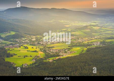 Golden Hour Blick vom Mount Osser nach Lam, einer kleinen Stadt im Bayerischen Wald. Lamer Winkel, Bezirk Cham, Oberpfalz, Bayern, Deutschland. Stockfoto