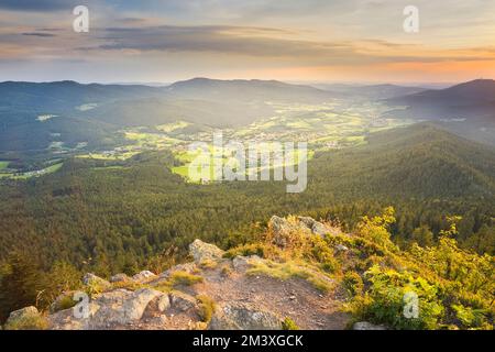 Goldene Stunde Blick vom Osser Berg nach Lam, einer kleinen Stadt im Bayerischen Wald. Der hohe Bogen befindet sich auf der rechten Seite. Lamer Winkel, Bezirk Cham, Upper P Stockfoto