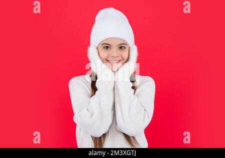 Teenager lächeln in warmer Wintermode Pullover und Fäustlinge im Studio. Ein junges Wintermädchen Stockfoto