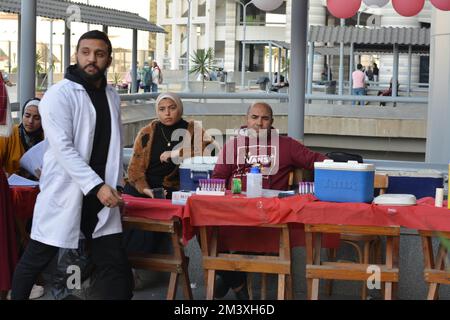 Kairo, Ägypten, Dezember 15 2022: Eine Blutspendekampagne für Kinder mit Thalassämie, mit Meldestationen, Blutspenderblutdruckmessung Stockfoto