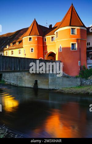 Der farbenfrohe berühmte Biertor mit Brücke über den Fluss Regen in Cham, einer Stadt in Oberpfalz, Bayern. Goldene Stunde. Bild aufgenommen von Stockfoto