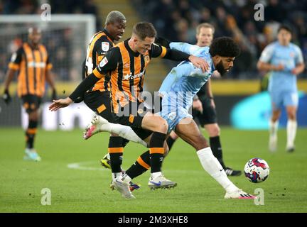 Ellis Simms von Sunderland (rechts) und Sean McLoughlin von Hull City kämpfen beim Sky Bet Championship Match im MKM Stadium, Hull, um den Ball. Foto: Samstag, 17. Dezember 2022. Stockfoto