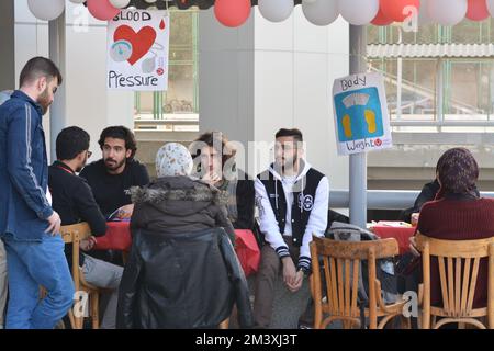 Kairo, Ägypten, Dezember 15 2022: Eine Blutspendekampagne für Kinder mit Thalassämie, mit Meldestationen, Blutspenderblutdruckmessung Stockfoto