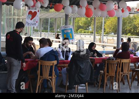 Kairo, Ägypten, Dezember 15 2022: Eine Blutspendekampagne für Kinder mit Thalassämie, mit Meldestationen, Blutspenderblutdruckmessung Stockfoto