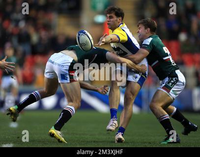 Clermonts Damian Panaud (Zentrum), angegriffen von Leicester Tigers Harry Potter (links) und Guy Porter (rechts) während des Heineken Champions Cup-Spiels im Mattioli Woods Welford Road Stadium, Leicester. Foto: Samstag, 17. Dezember 2022. Stockfoto