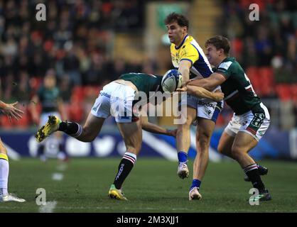 Clermonts Damian Panaud (Zentrum), angegriffen von Leicester Tigers Harry Potter (links) und Guy Porter (rechts) während des Heineken Champions Cup-Spiels im Mattioli Woods Welford Road Stadium, Leicester. Foto: Samstag, 17. Dezember 2022. Stockfoto