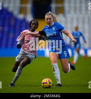 Birmingham, Großbritannien. 17.. Dezember 2022. Birmingham, England, Dezember 17. 2022: Lily Simkin (6 Birmingham) und Karin Muya (16 London City Lionesses) kämpfen um den Ball während des FA Womens Continental League Cup Fußballspiels zwischen Birmingham City und London City Lionesses im St. Andrews in Birmingham, England. (James Whitehead/SPP) Kredit: SPP Sport Press Photo. Alamy Live News Stockfoto