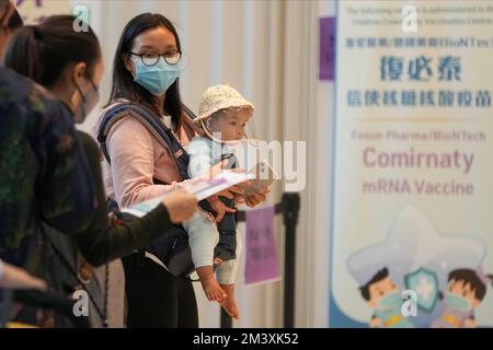 Die Menschen stehen in der Warteschlange, um BioNTech-Impfstoff im Impfzentrum des Hong Kong Children's Hospital in Kai Tak zu erhalten. Ab November 9 werden die vier Children Community Vaccination Centres (CCVCs) Impfdienste für Kinder im Alter zwischen 6 Monaten und 4 Jahren mit der BioNTech-Impfstoffformulierung für Kleinkinder anbieten. 09NOV22 SCMP/Sam Tsang Stockfoto