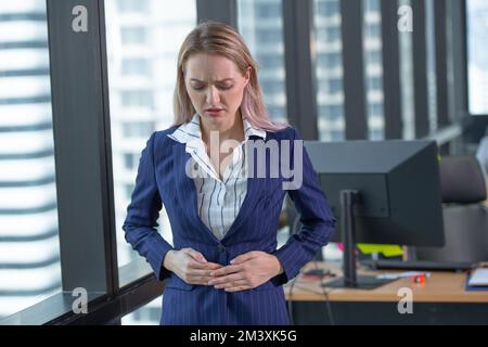 Praxismitarbeiter Bauchschmerzen bei erwachsenen Kaukasierinnen mit Periodenschmerzen oder Tumor Stockfoto