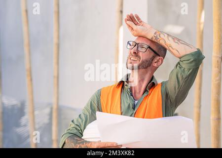 Müder Bauarbeiter Müdigkeit durch hart arbeitendes heißes Wetter, hoher UV-Sonnenschweiß im Sommer Stockfoto