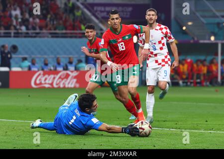 Al Rajjan, Katar. 17.. Dezember 2022. Fußball, Weltmeisterschaft 2022 in Katar, Kroatien - Marokko, Spiel um den dritten Platz, im Chalifa International Stadium hält Marokkos Torhüter Bono den Ball. Kredit: Tom Weller/dpa/Alamy Live News Stockfoto