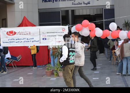 Kairo, Ägypten, Dezember 13 2022: Eine Blutspendekampagne für Kinder mit Thalassämie, mit Registrierstationen, Überprüfung des Blutdrucks des Spenders Stockfoto