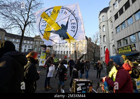 Köln, Deutschland. 17.. Dezember 2022. Aktivisten schwenken während ihres Tages eine Flagge für die Erhaltung von Lützerath. Klimaschutzaktivisten haben in mehreren deutschen Städten demonstriert, wie das besetzte Dorf Lützerath im rhenischen Braunkohlebergbau erhalten werden kann. Kredit: Roberto Pfeil/dpa/Alamy Live News Stockfoto