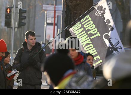 Köln, Deutschland. 17.. Dezember 2022. Ein Aktivist trägt eine Flagge mit der Aufschrift „Stop Braunkohle!“ Während eines Tages zur Erhaltung von Lützerath. Klimaschutzaktivisten haben in mehreren deutschen Städten demonstriert, wie das besetzte Dorf Lützerath im rhenischen Braunkohlebergbau erhalten werden kann. Kredit: Roberto Pfeil/dpa/Alamy Live News Stockfoto