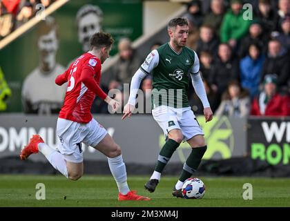 Plymouth, Großbritannien. 17.. Dezember 2022. Plymouth Argyle Mittelfeldspieler Danny Mayor (10) auf dem Ball und sucht beim Sky Bet League 1 Spiel Plymouth Argyle vs Morecambe at Home Park, Plymouth, Großbritannien, 17.. Dezember 2022 (Foto von Stanley Kasala/News Images) in Plymouth, Großbritannien, am 12./17. Dezember 2022. (Foto: Stanley Kasala/News Images/Sipa USA) Guthaben: SIPA USA/Alamy Live News Stockfoto