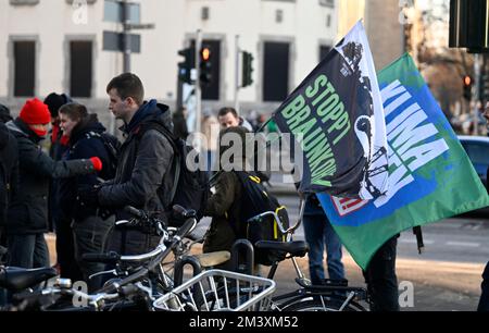 Köln, Deutschland. 17.. Dezember 2022. Eine Flagge mit der Aufschrift „Stop Braunkohle!“ Wird während eines Aktionstages zur Erhaltung von Lützerath beobachtet. Klimaschutzaktivisten haben in mehreren deutschen Städten demonstriert, wie das besetzte Dorf Lützerath im rhenischen Braunkohlebergbau erhalten werden kann. Kredit: Roberto Pfeil/dpa/Alamy Live News Stockfoto