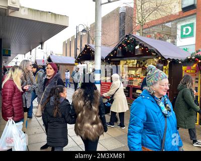 Während der Lebenshaltungskostenkrise kaufen die Einkäufer gerne auf dem Weihnachtsmarkt ein . Als Rechnungen, Mieten, Lebensmitteleinkäufe und Energiekosten die höchsten Niveaus erreichten und die Inflation aufgrund der Anhebung der Zinssätze der Bank of England enorm hoch war, nachdem die konservative Regierung das Land in die Knie zwang . Viele Menschen im Vereinigten Königreich leben heute von Krediten, Kreditkarten und Kredithaien, die das Geld sowieso finden, nur um zu überleben und zu versuchen, die saisonalen Weihnachtsferien zu genießen und mit den Folgen der Ausgaben dort im Jahr 2023 fertig zu werden ... Stockfoto