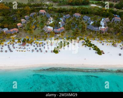 Luxuriöse Apartments und Strandseite mit Sonnenschirmen, weißen Sandstränden, klaren Wasserbars und Restaurants. Mauritius Südseite Le Morne Beach. Stockfoto