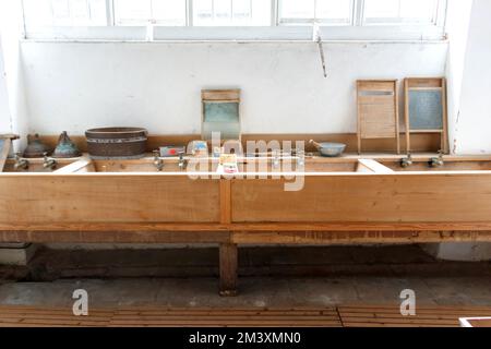 Alte Holzwaschbecken in einem alten englischen Waschraum oder einer Küchenmaschine des Killerton House National Trust Stockfoto