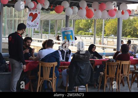 Kairo, Ägypten, Dezember 15 2022: Eine Blutspendekampagne für Kinder mit Thalassämie, mit Meldestationen, Blutspenderblutdruckmessung Stockfoto