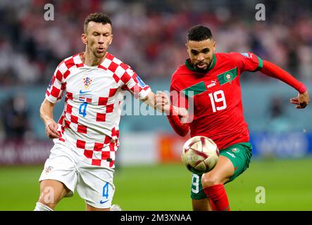 Kroatiens Ivan Perisic (links) und Marokkos Youssef en-Nesyri kämpfen während des Spiels der FIFA-Weltmeisterschaft um den dritten Platz im Khalifa International Stadium in Doha um den Ball. Foto: Samstag, 17. Dezember 2022. Stockfoto