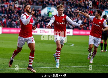 Nahki Wells (links) in Bristol City feiert das erste Tor seiner Seite des Spiels mit Teamkollegen beim Sky Bet Championship-Spiel in Ashton Gate, Bristol. Foto: Samstag, 17. Dezember 2022. Stockfoto