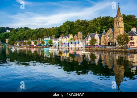 Frühmorgendliches Licht und farbenfrohe Reflexionen von Häusern auf der Main Street in Tobermory, Isle of Mull, Schottland, Großbritannien Stockfoto