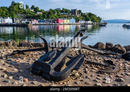 Anker am Kai mit Blick auf farbenfrohe Häuser am Ufer von Tobermory, Isle of Mull, Schottland, Großbritannien Stockfoto