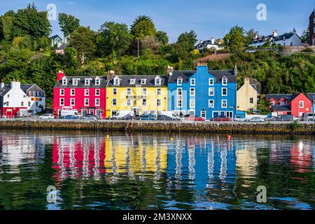 Farbenfrohe Gebäude an der Main Street mit dem Mishnish Hotel im Zentrum - Tobermory, Isle of Mull, Schottland, Großbritannien Stockfoto