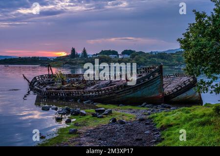 Verlassene Fischerboote in Salen Bay bei Tagesanbruch, Isle of Mull, Schottland, Großbritannien Stockfoto