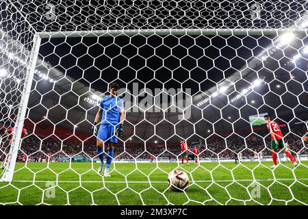 Al Rajjan, Katar. 17.. Dezember 2022. Fußball, Weltmeisterschaft 2022 in Katar, Kroatien - Marokko, drittes Spiel, im Chalifa International Stadium holt Marokkos Torhüter Bono den Ball aus dem Tor, nachdem der kroatische Mislav Orsic 2-1 Punkte erzielt hat. Kredit: Tom Weller/dpa/Alamy Live News Stockfoto