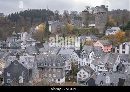 Monschau 2022. november: Stadtzentrum von Monschau mit Schloss Stockfoto