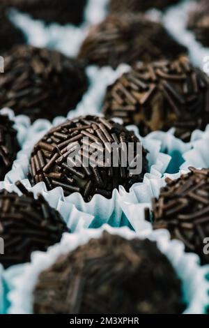 Makro-Nahaufnahme von Brigadeiros, traditionellen brasilianischen Süßigkeiten aus Schokolade und Kondensmilch Stockfoto