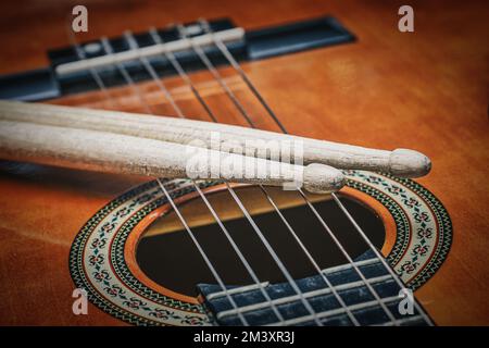 Detail der Akustikgitarre mit Schlagstöcken Stockfoto