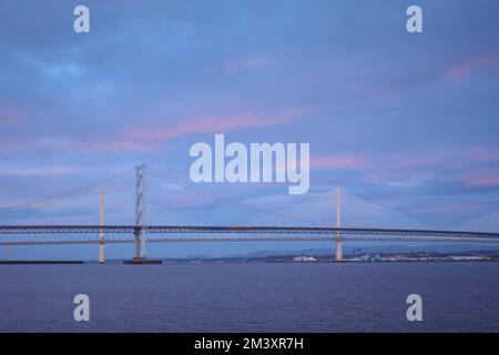 Zwei große Brücken über der Meeresbucht mit Wolken im Sonnenlicht. Forth Road Bridge und Queensferry Crossing Bridge bei Sonnenaufgang. Schottland, Vereinigtes Königreich. Stockfoto