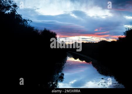 Violetter Sonnenuntergang über dem Forth und Clyde Canal Stockfoto