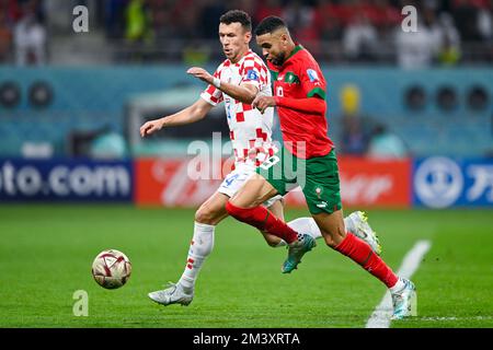 DOHA, KATAR - 17. DEZEMBER: Ivan Perisic von Kroatien kämpft um den Ball mit Youssef en Nesyri von Marokko auf dem 3.. Platz - FIFA Weltmeisterschaft Katar 2022 Spiel zwischen Kroatien und Marokko im Khalifa International Stadium am 17. Dezember 2022 in Doha, Katar (Foto von Pablo Morano/BSR Agency) Stockfoto