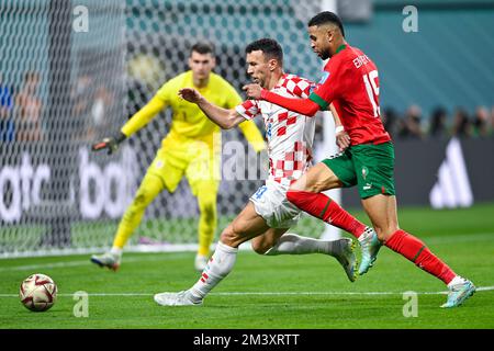 DOHA, KATAR - 17. DEZEMBER: Ivan Perisic von Kroatien kämpft um den Ball mit Youssef en Nesyri von Marokko während des 3.. Platzes - FIFA Weltmeisterschaft Katar 2022 Spiel zwischen Kroatien und Marokko im Khalifa International Stadium am 17. Dezember 2022 in Doha, Katar (Foto von Pablo Morano/BSR Agency) Guthaben: BSR Agency/Alamy Live News Stockfoto