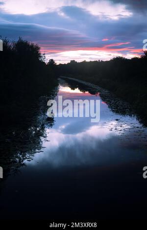 Violetter Sonnenuntergang über dem Forth und Clyde Canal Stockfoto